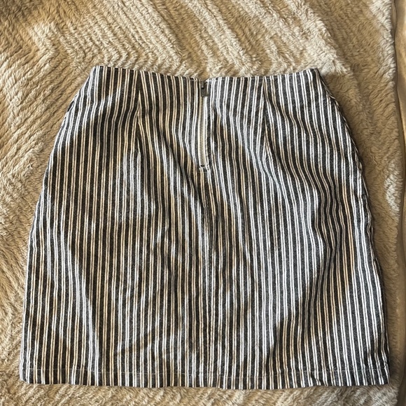Hollister Mini Skirt - Picture 2 of 2